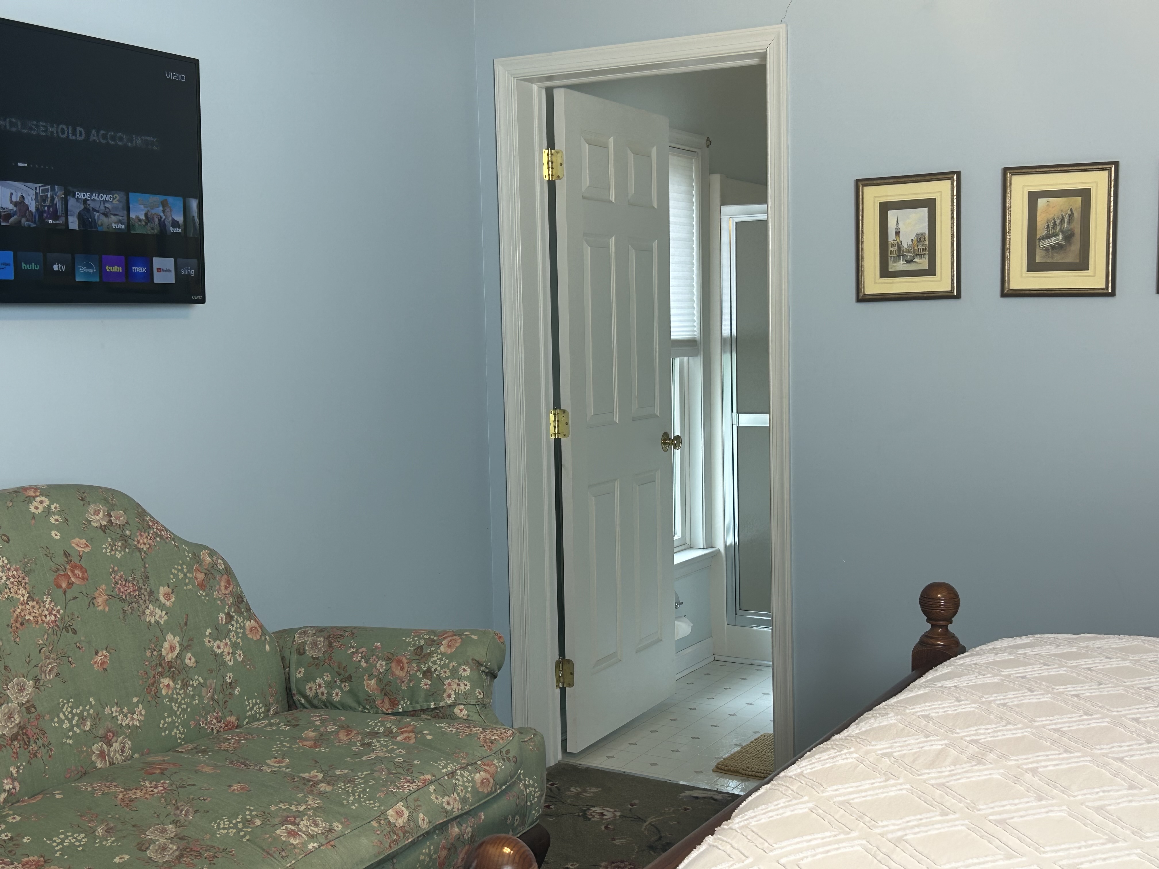 Sitting Area / Smart TV